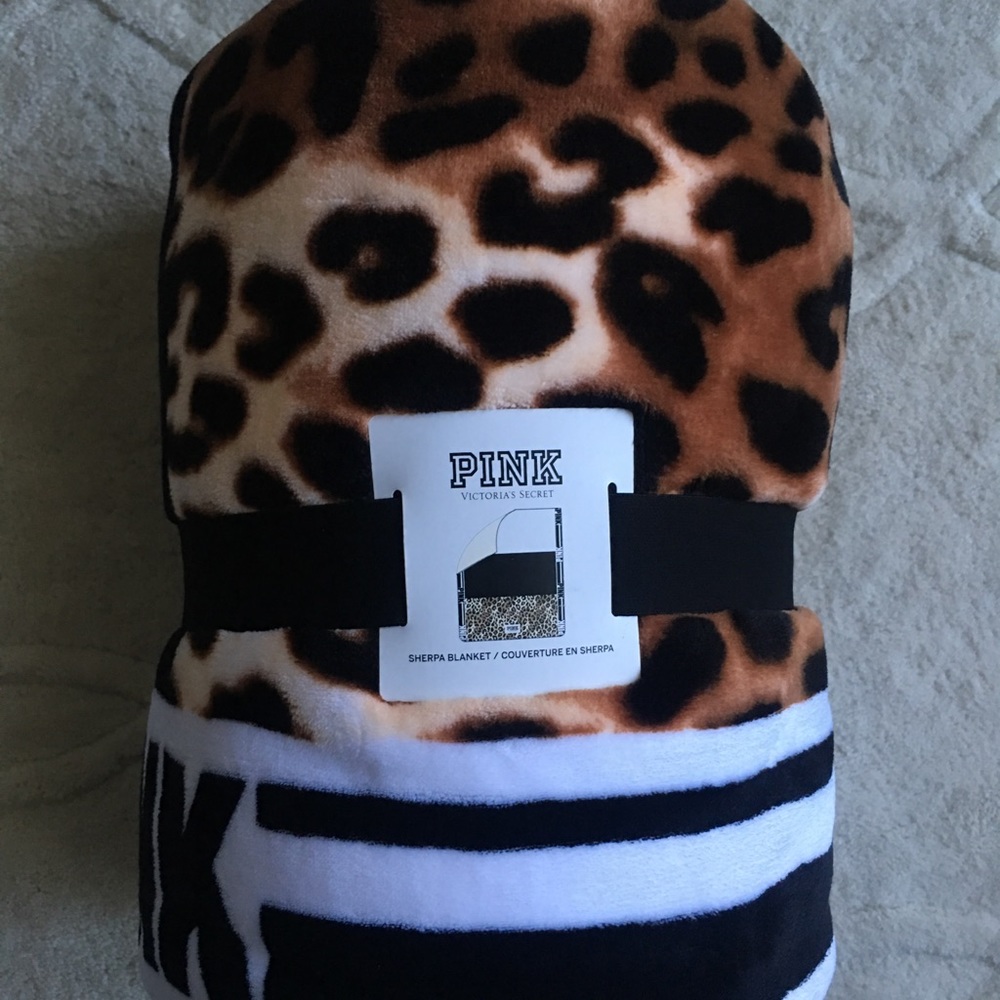 VS PINK Faux Fur Sherpa Blanket - Picture 4 of 7